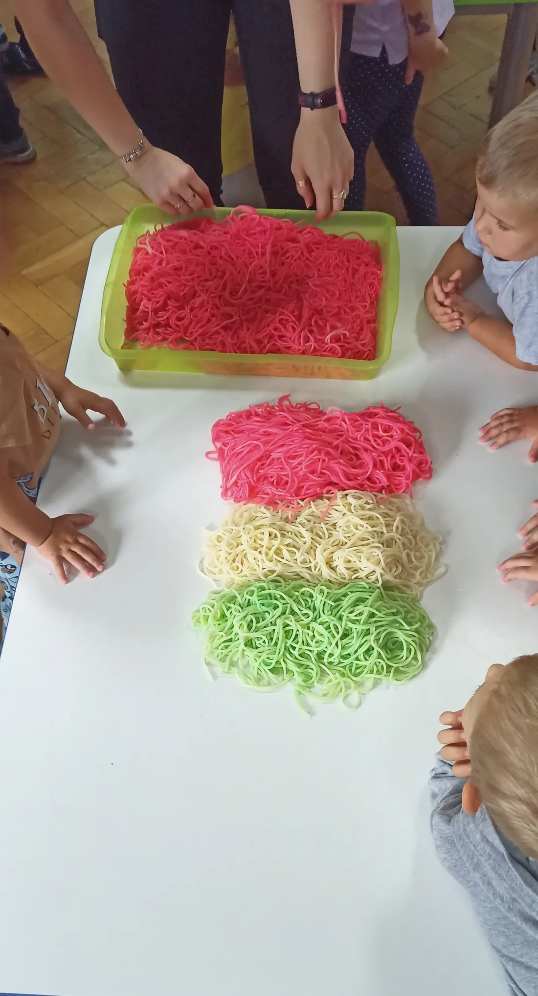 Dzieci podczas zajęć sensorycznych przy stole